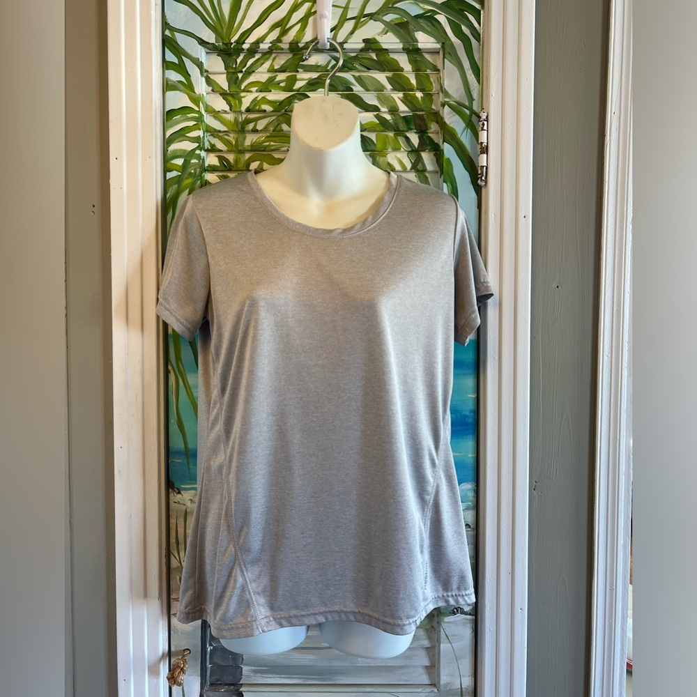Reebok Women’s size Medium Silver Gray Sports Top Exercise Shirt Workout Running